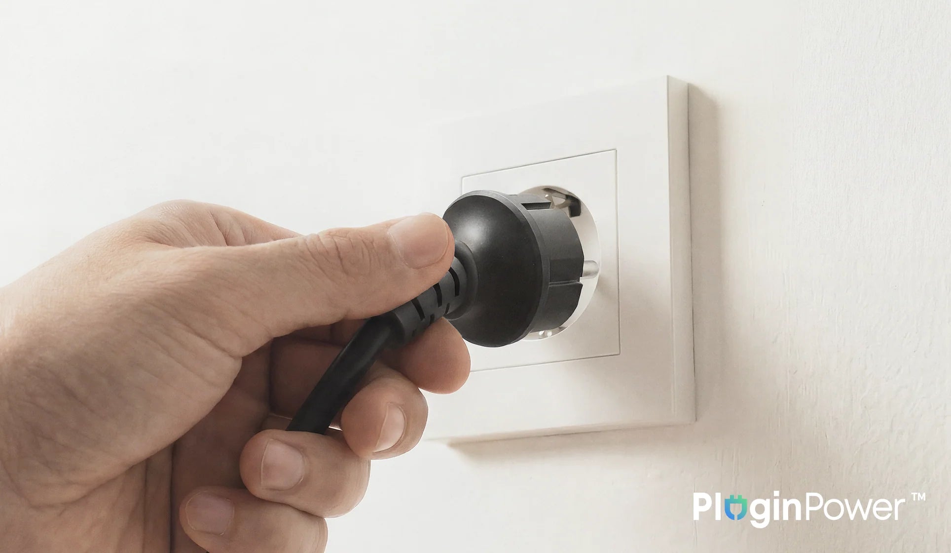 Anker SOLIX AC-kabel met Schuko-stekker wordt aangesloten op een standaard stopcontact voor een eenvoudige plug & play aansluiting van de thuisbatterij.