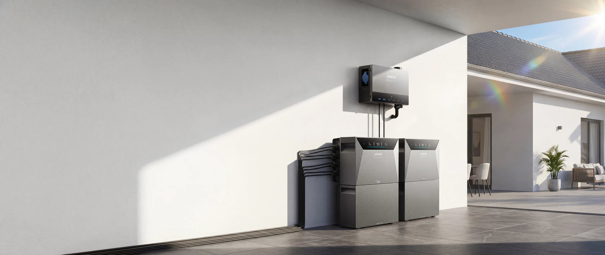 Anker SOLIX Solarbank 4 E5000 Pro met uitbreidingsaccu's tegen een witte muur