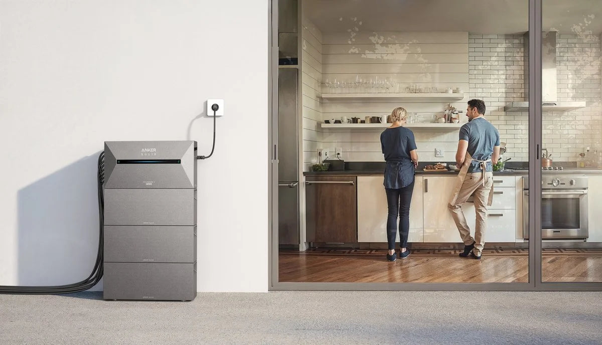 De Anker SOLIX Solarbank Max AC thuisbatterij geïnstalleerd in een moderne woning voor het opslaan van overtollige zonne-energie en slim energiebeheer.