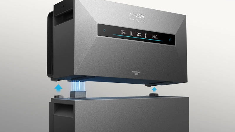 Anker SOLIX Solarbank Max AC die eenvoudig op een BP7000 uitbreidingsbatterij wordt geplaatst voor het uitbreiden van de opslagcapaciteit van het thuisbatterijsysteem.