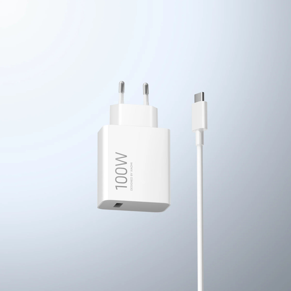 Lader en kabel van de Xiaomi 100W Charging Combo (Type-A) zwevend op een lichte achtergrond