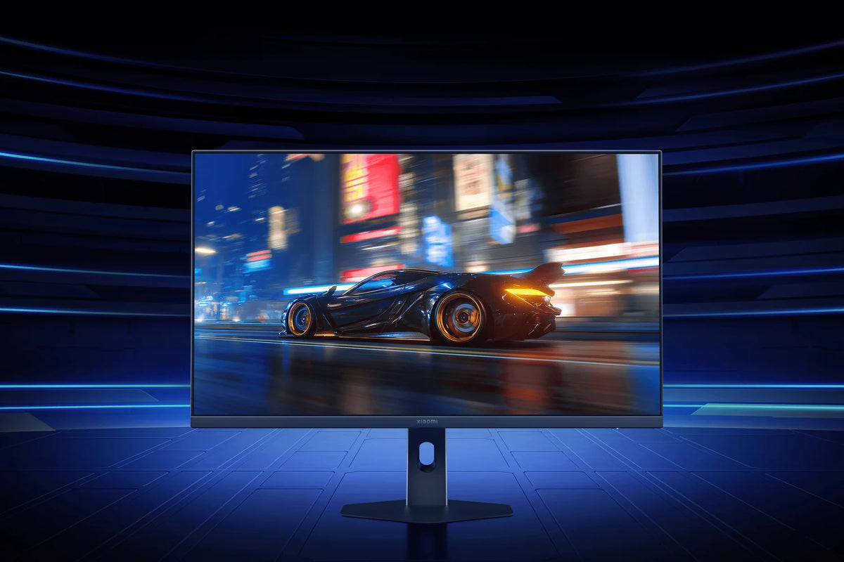 Racegame op de Xiaomi 2K Gaming Monitor G27Qi 2026 in een blauw verlichte ruimte