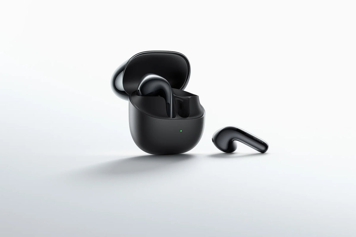 Zwarte Xiaomi Buds 6 naast de open oplaadcase