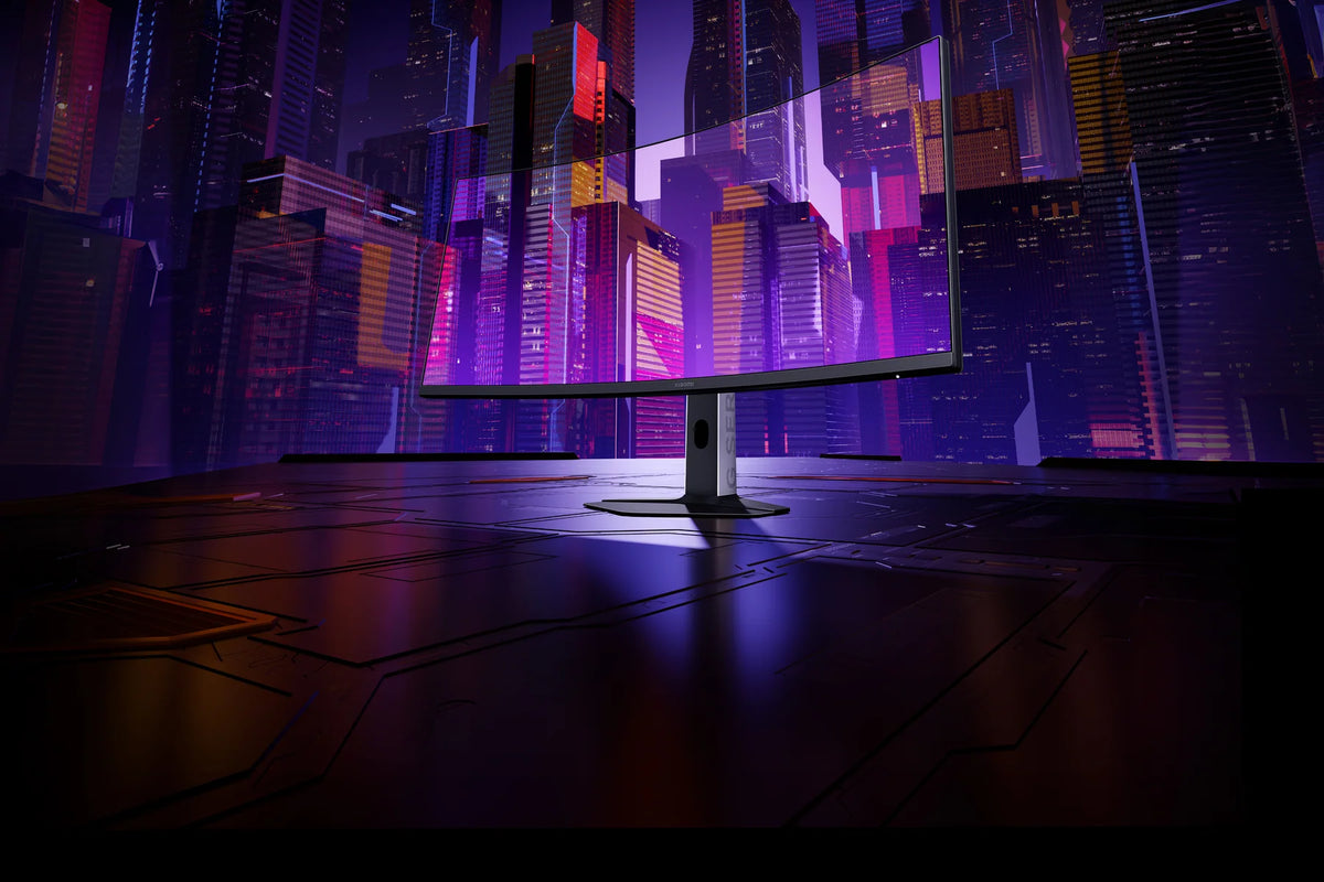 Xiaomi Curved Gaming Monitor G34WQi 2026 tussen neonverlichte gebouwen in een snelle game