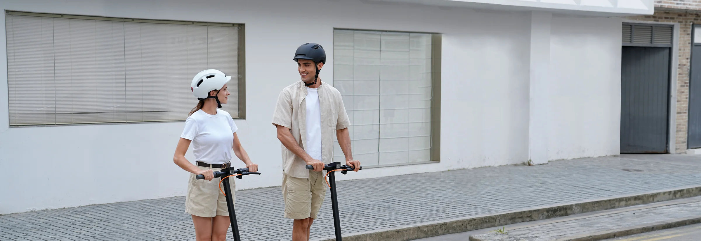 Door de stad rijden op de Xiaomi Electric Scooter 6 Lite