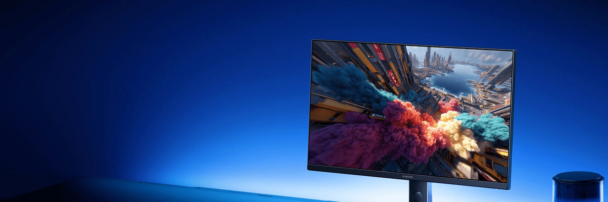 Xiaomi Gaming Monitor G24i 2026 op een gamebureau met blauwe ledverlichting