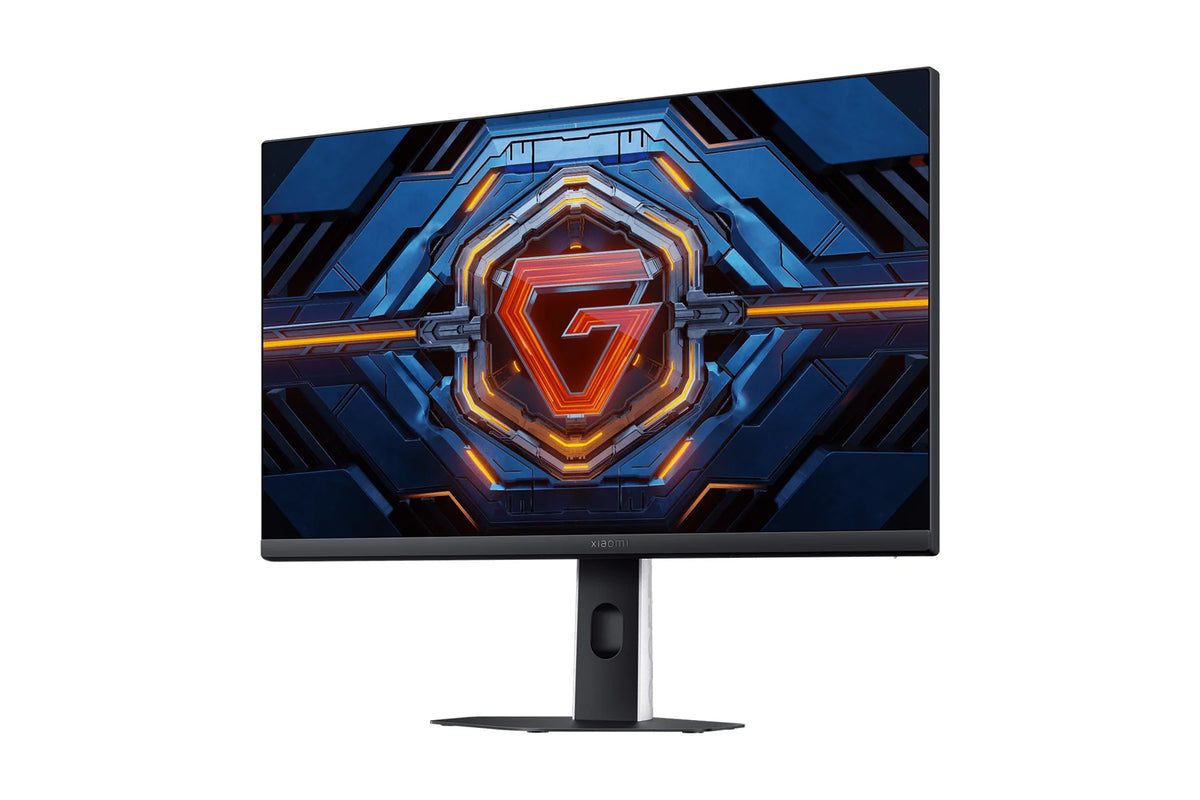 Xiaomi Gaming Monitor G24i 2026 schuin van links met het G-logo op het scherm, op een witte achtergrond