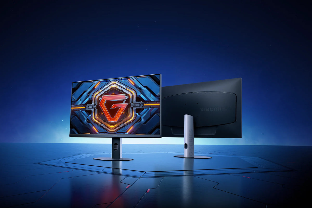 De Xiaomi Gaming Monitor G24i 2026 van voren en van achteren op een verlicht podium