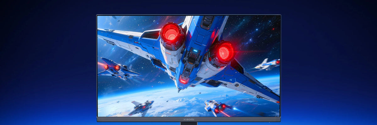 Xiaomi Gaming Monitor G25i 2026 op een bureau met blauwe ledverlichting en een vliegspel op het scherm