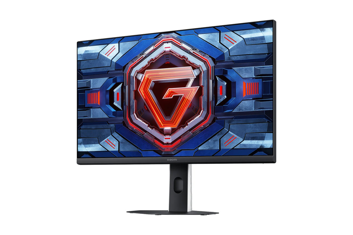 Xiaomi Gaming Monitor G25i 2026 schuin van links met het G-logo op het scherm, op een witte achtergrond