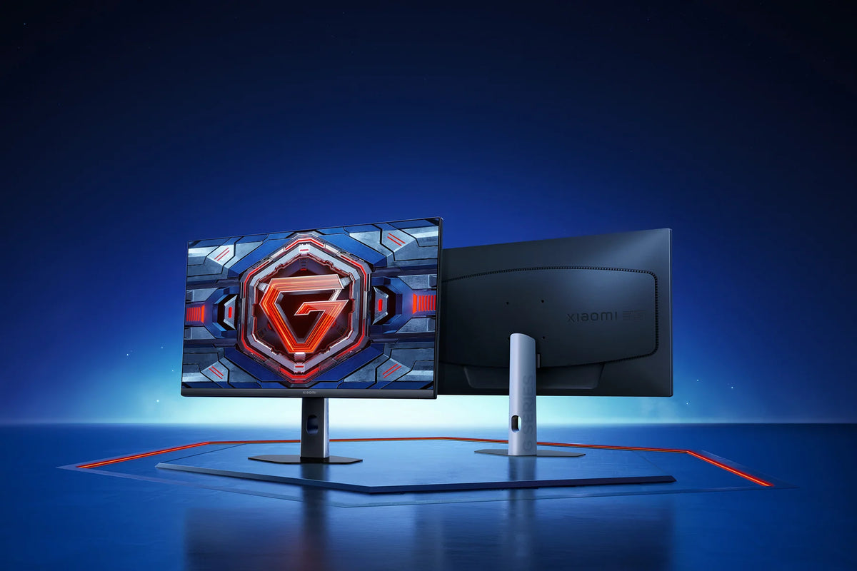De Xiaomi Gaming Monitor G25i 2026 van voren en van achteren op een verlicht podium