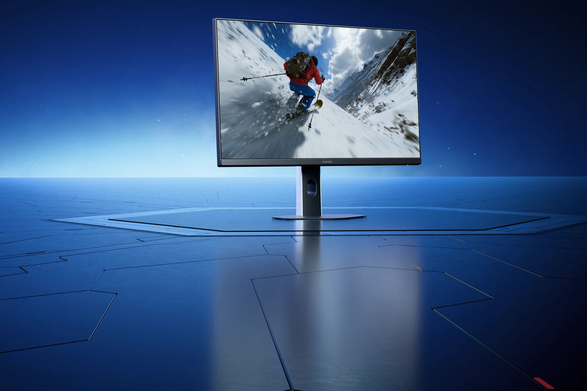 Skiër in de sneeuw op de Xiaomi Gaming Monitor G27i 2026, met HDR 400 en heldere kleuren