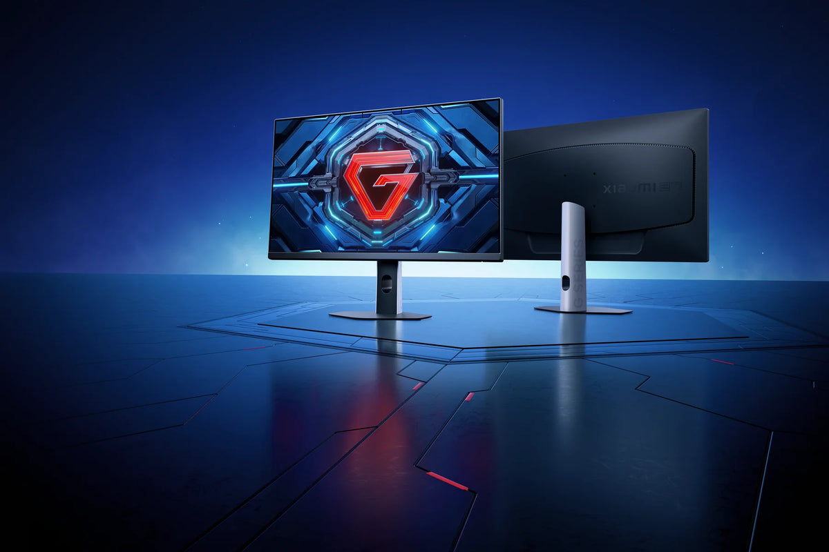 De Xiaomi Gaming Monitor G27i 2026 van voren en van achteren op een verlicht podium