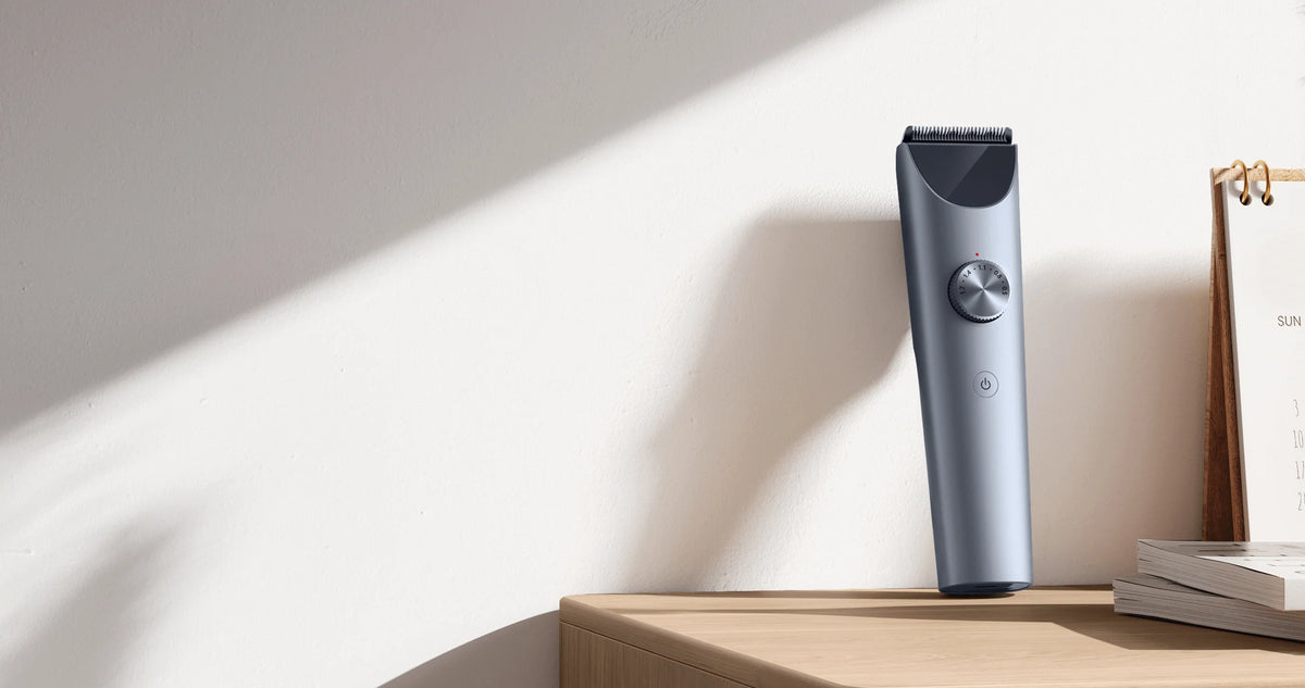 Xiaomi Hair Clipper 2 tegen een zonnige muur op een dressoir