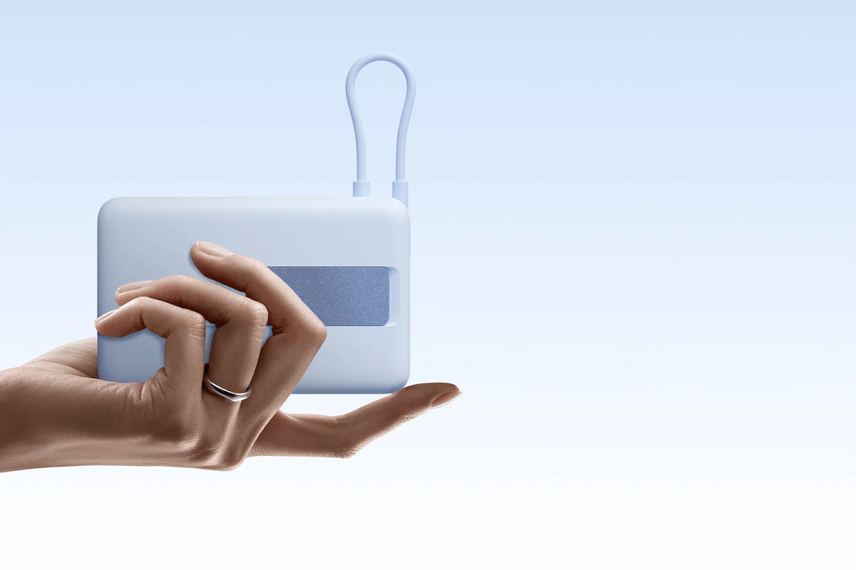 Xiaomi Magnetic Power Bank 10000 in de hand met de vaste kabel