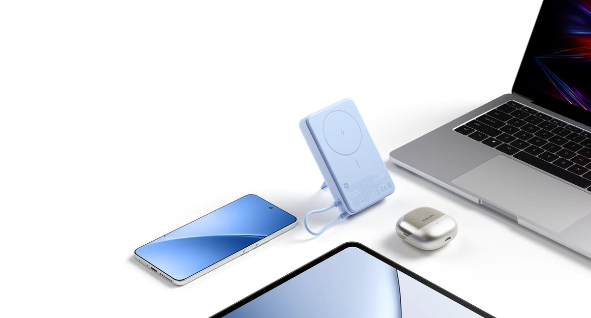 Xiaomi Magnetic Power Bank 10000 met telefoon op een bureau naast een laptop