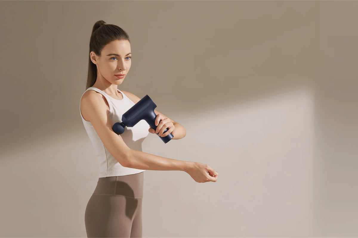 Xiaomi Massage Gun 2 in gebruik op de bovenarm