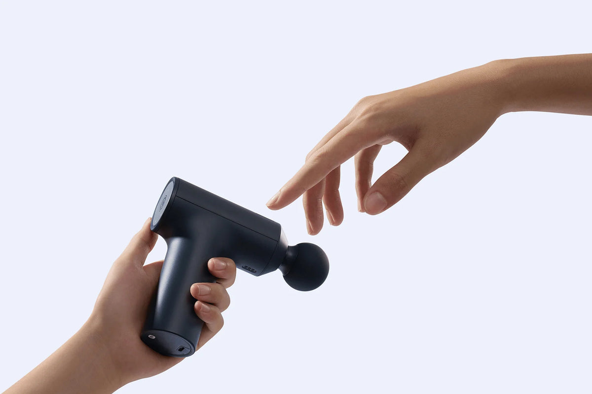 De compacte Xiaomi Massage Gun Mini 2 in één hand
