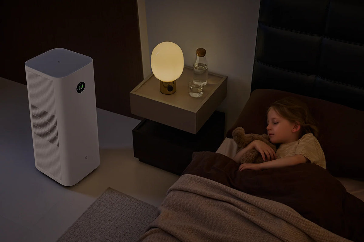 Xiaomi Mijia Smart Air Purifier 6 Plus in de slaapkamer naast een slapend kind