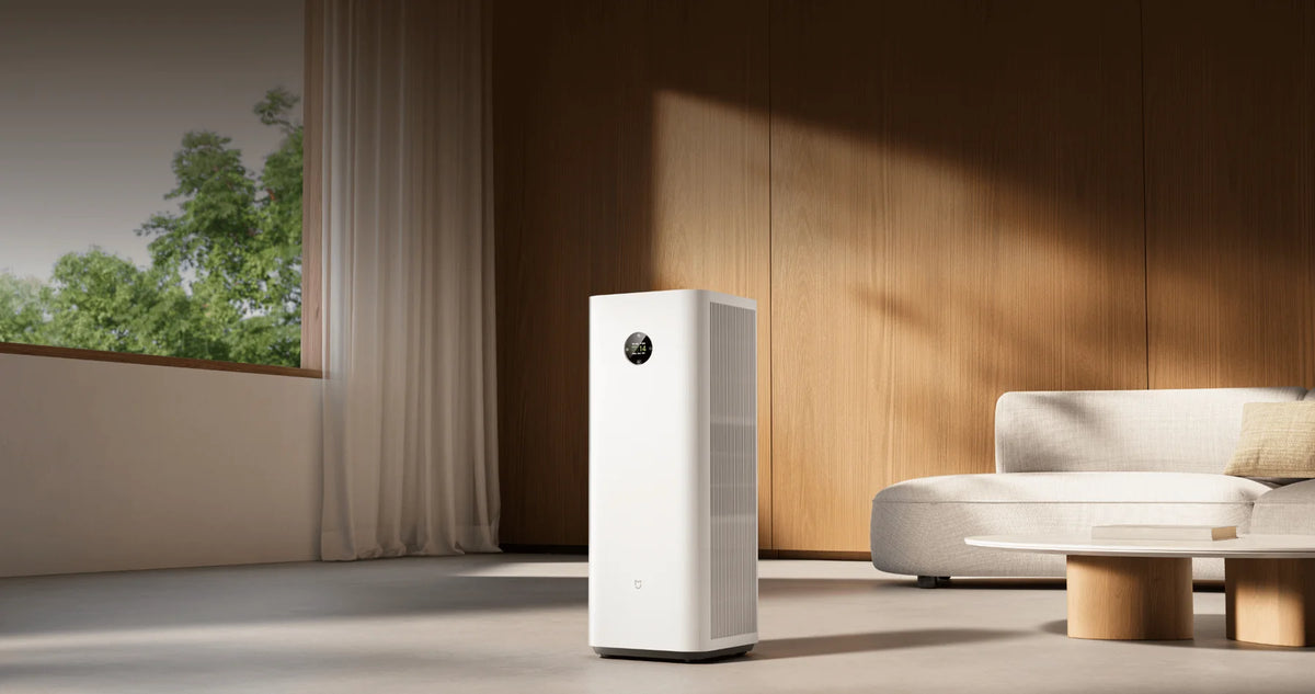 Xiaomi Mijia Smart Air Purifier Max in een lichte woonkamer naast de bank