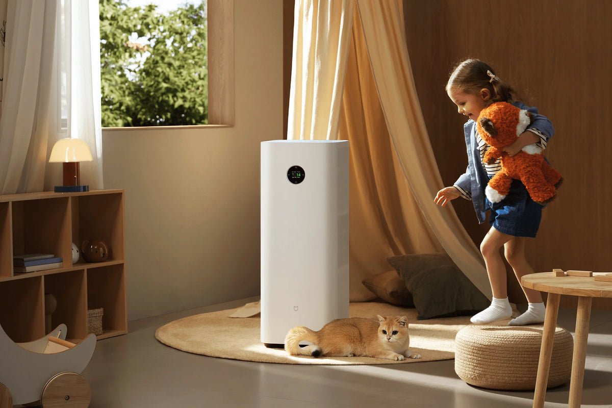 Kind speelt in de kinderkamer naast de Xiaomi Mijia Smart Air Purifier Max