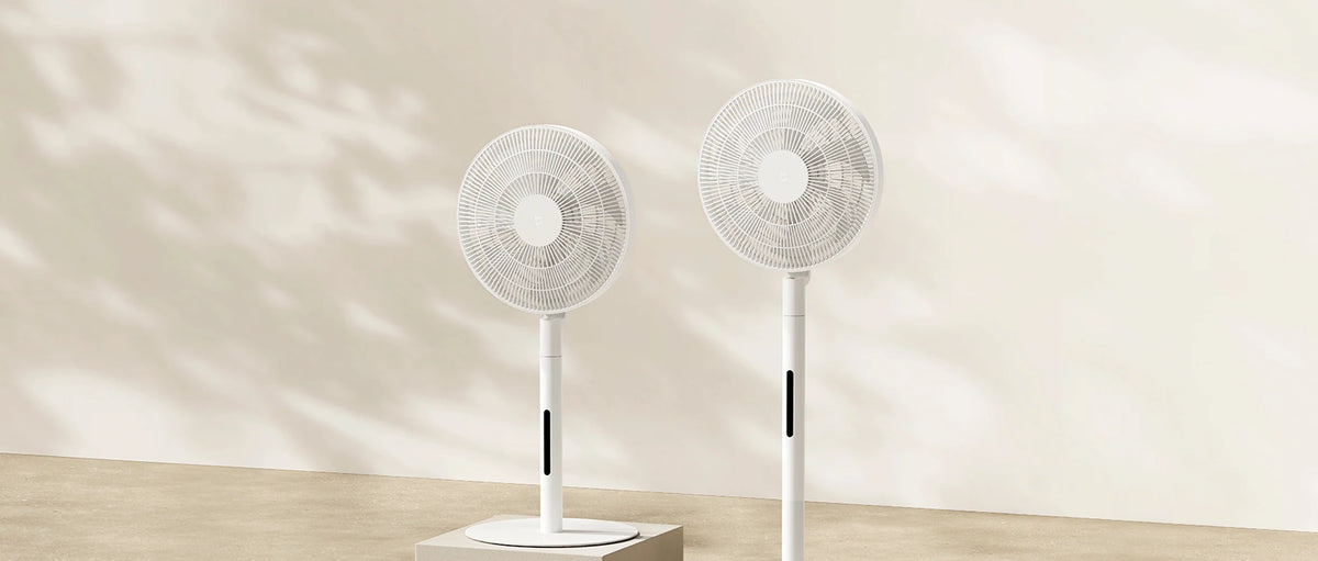 Twee keer de Xiaomi Mijia Smart Standing Fan Pro Slim, op vloerhoogte en verhoogd op een blok