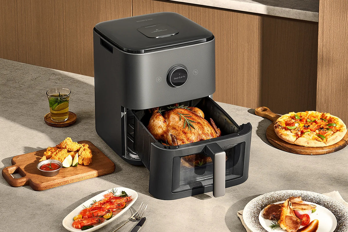 Xiaomi Mijia Smart Steam Air Fryer 7L in de keuken met een hele kip in de mand
