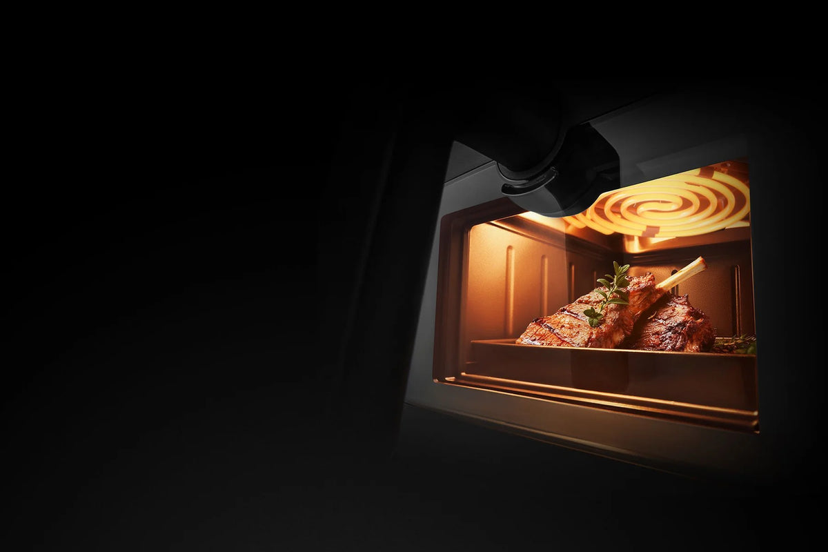 Vlees gaart achter het kijkvenster van de Xiaomi Mijia Smart Steam Air Fryer 7L