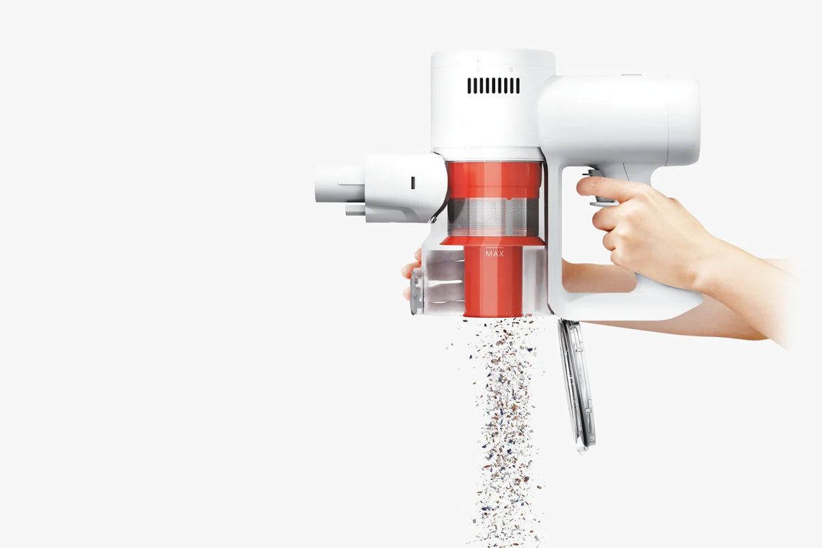Stofbak van de Xiaomi Mijia Vacuum Cleaner 4C legen boven de prullenbak