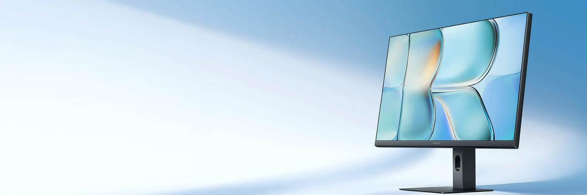 Xiaomi Monitor A24i 2026 in een lichte, blauwe ruimte met zonlicht