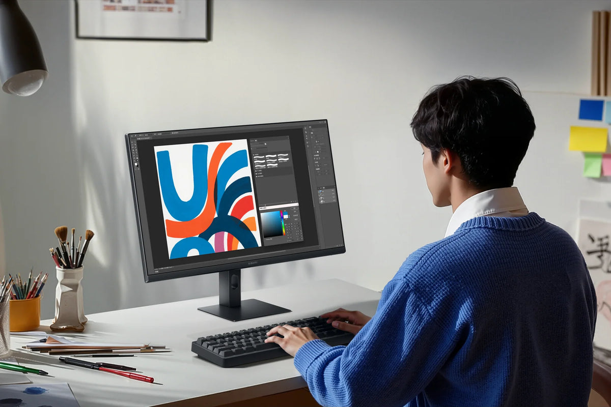 Ontwerper bewerkt een illustratie op de Xiaomi Monitor A27i 2026