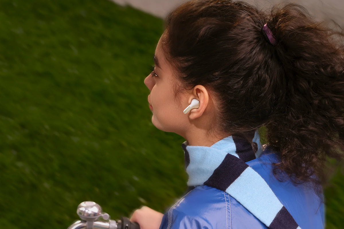 Vrouw op de fiets met de Xiaomi Redmi Buds 8 in
