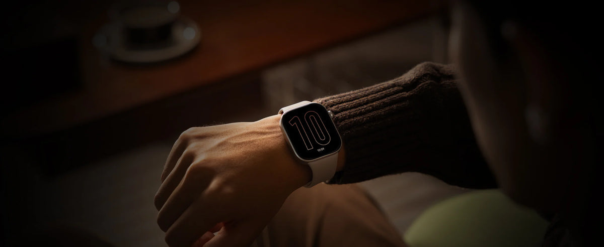 Xiaomi Redmi Watch 6 om de pols in warm avondlicht