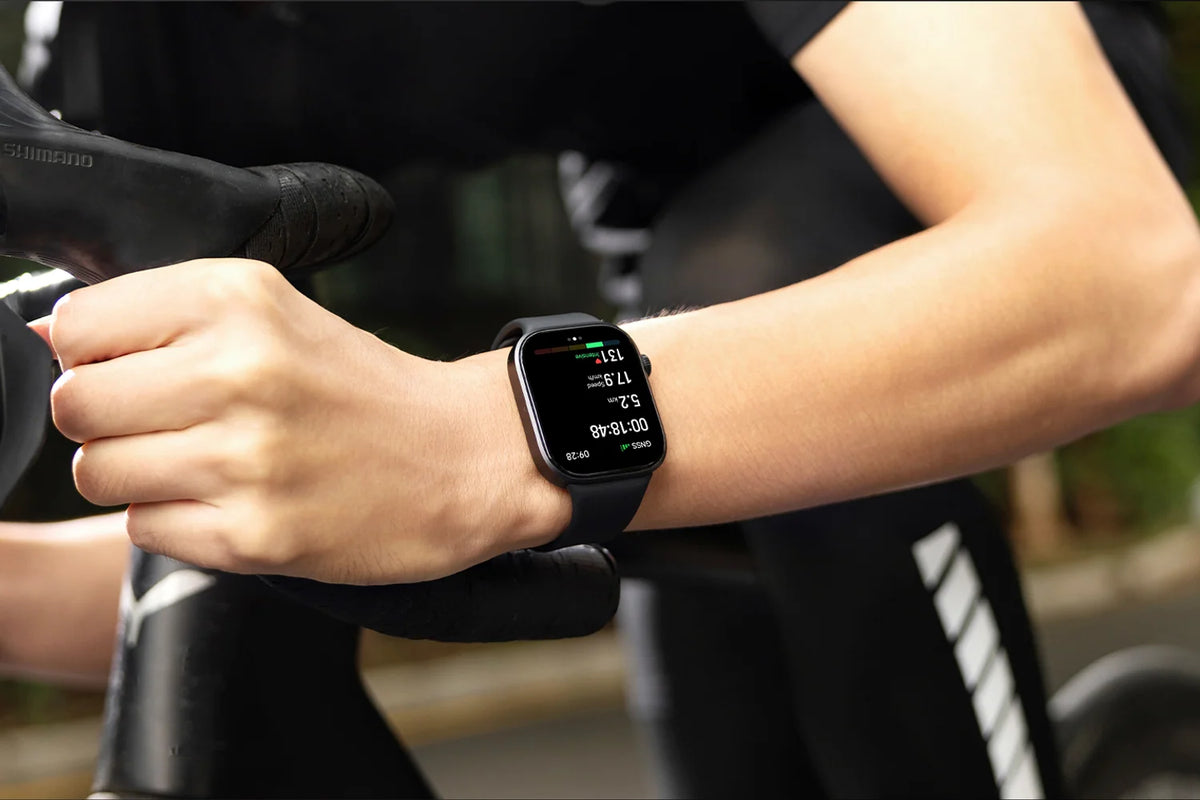 Xiaomi Redmi Watch 6 om de pols van een wielrenner aan het stuur
