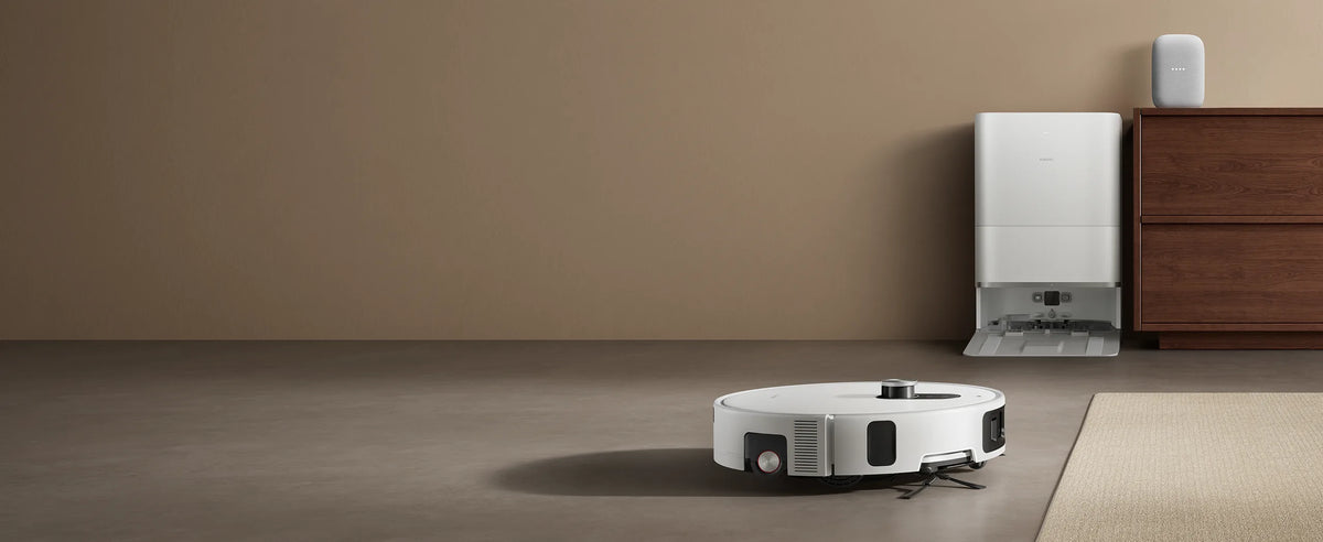 Xiaomi Robot Vacuum 6 Pro rijdt door de woonkamer, met zijn station naast het dressoir