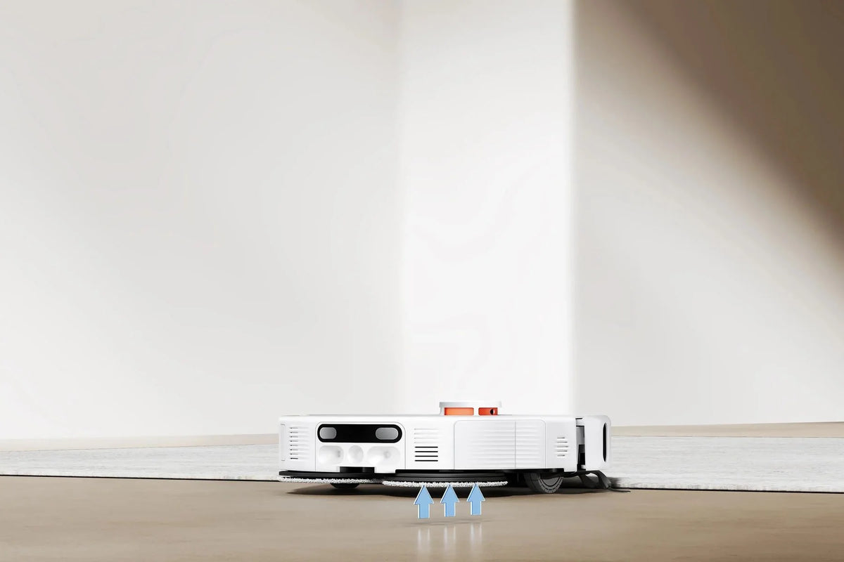 Xiaomi Robot Vacuum H50 Pro op een houten vloer bij de rand van het tapijt