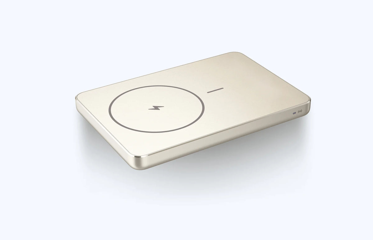 Xiaomi Super Slim Magnetic Power Bank 5000 plat op tafel