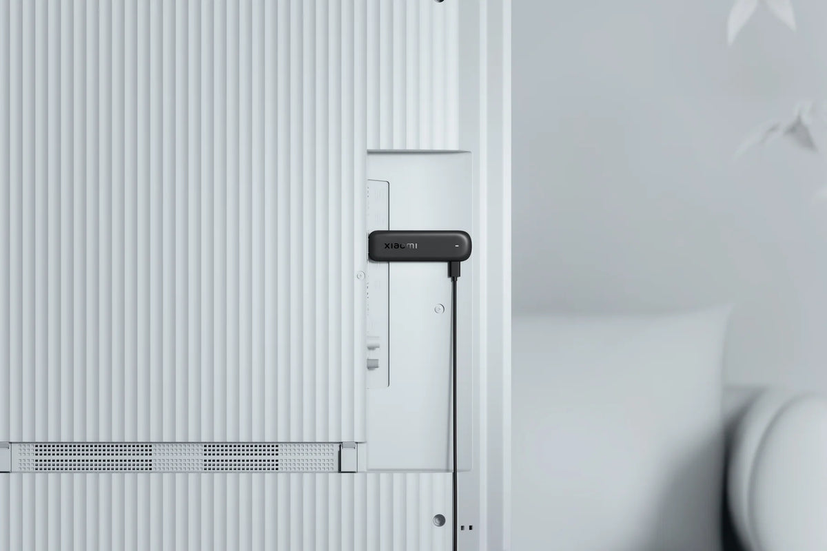 Xiaomi TV Stick HD (2nd Gen) weggewerkt achter een witte tv