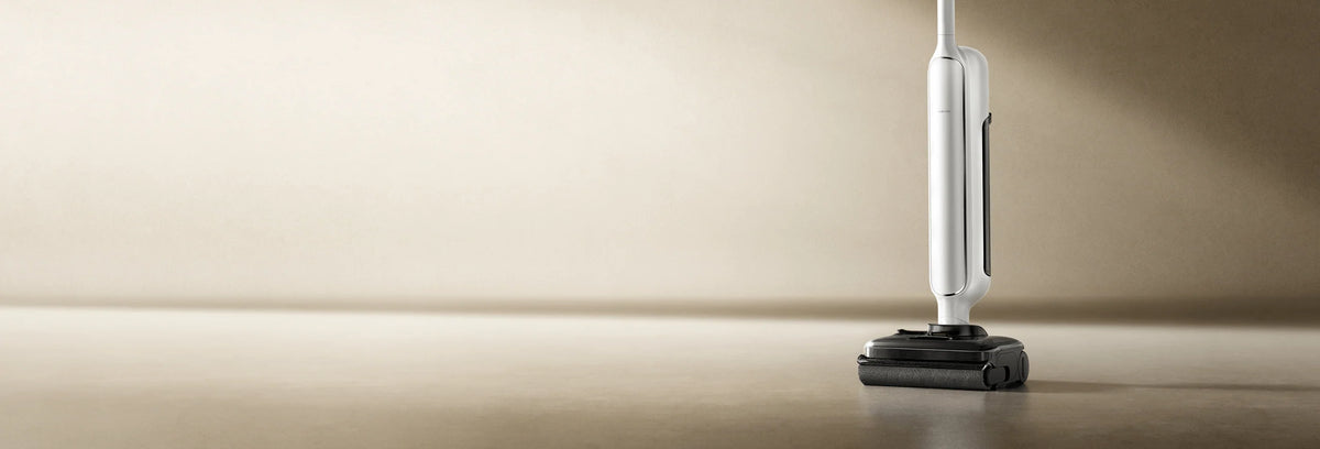 Xiaomi Truclean W30 Pro op een houten vloer tegen een warme muur