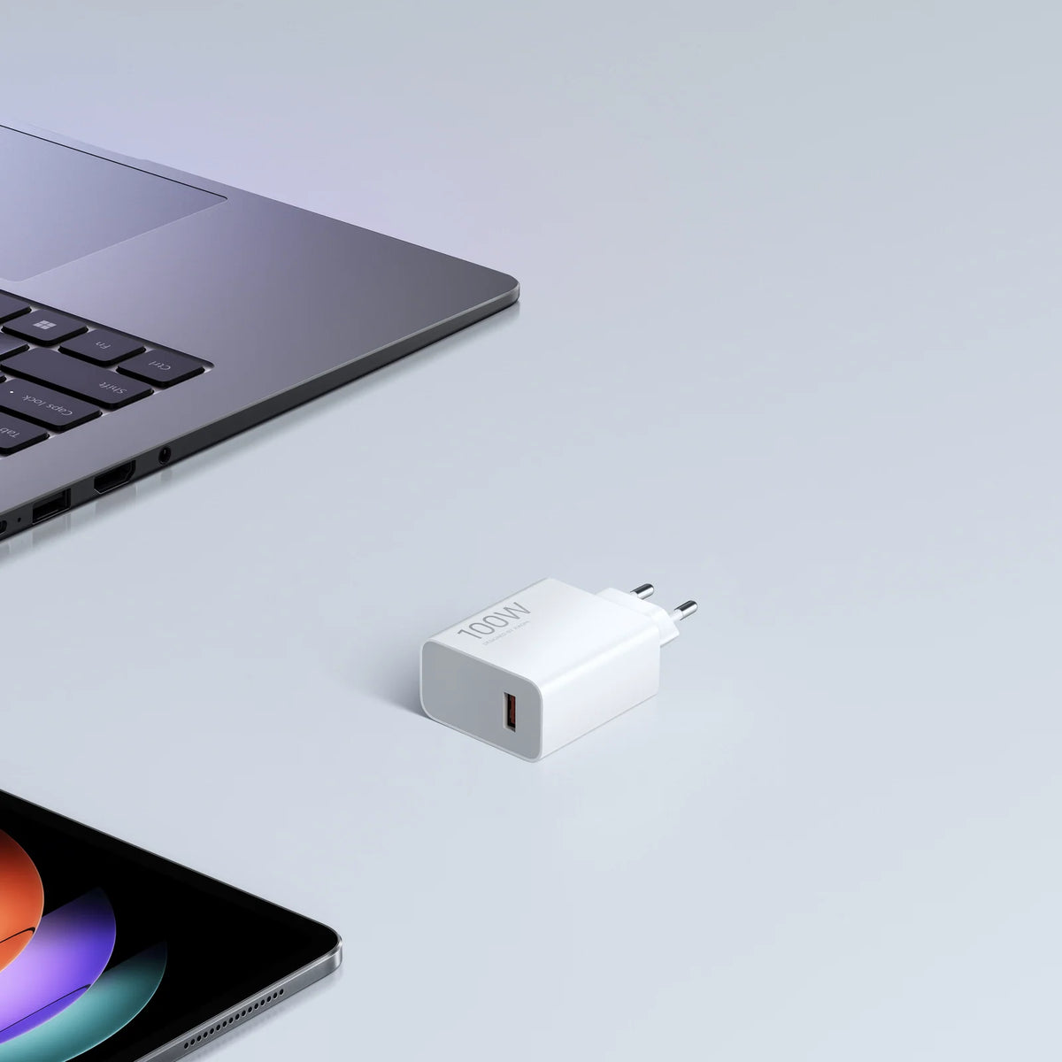 Xiaomi 100W Charging Combo (Type-A) op een bureau naast een laptop en tablet