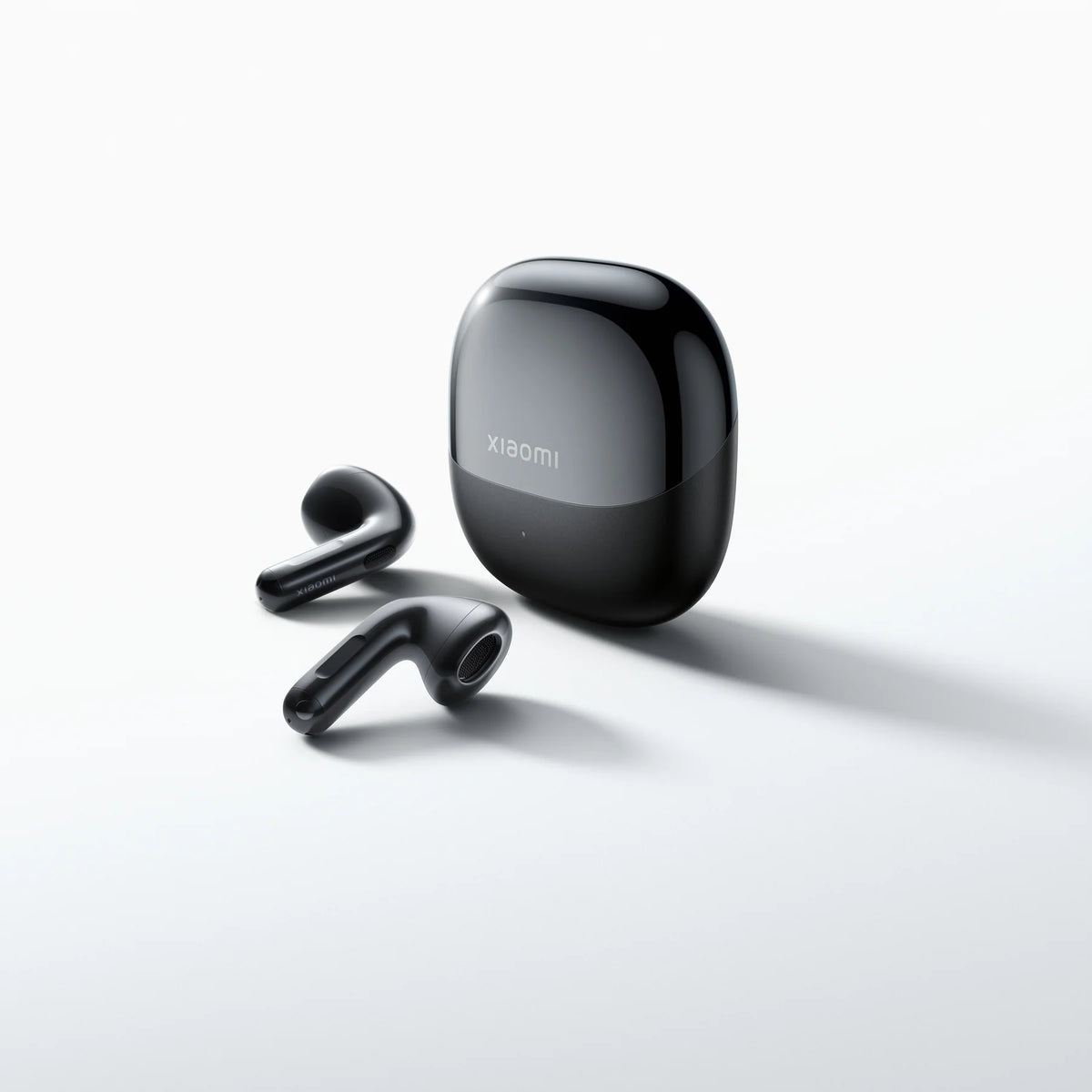 Zwarte Xiaomi Buds 6 met de oplaadcase op een wit oppervlak