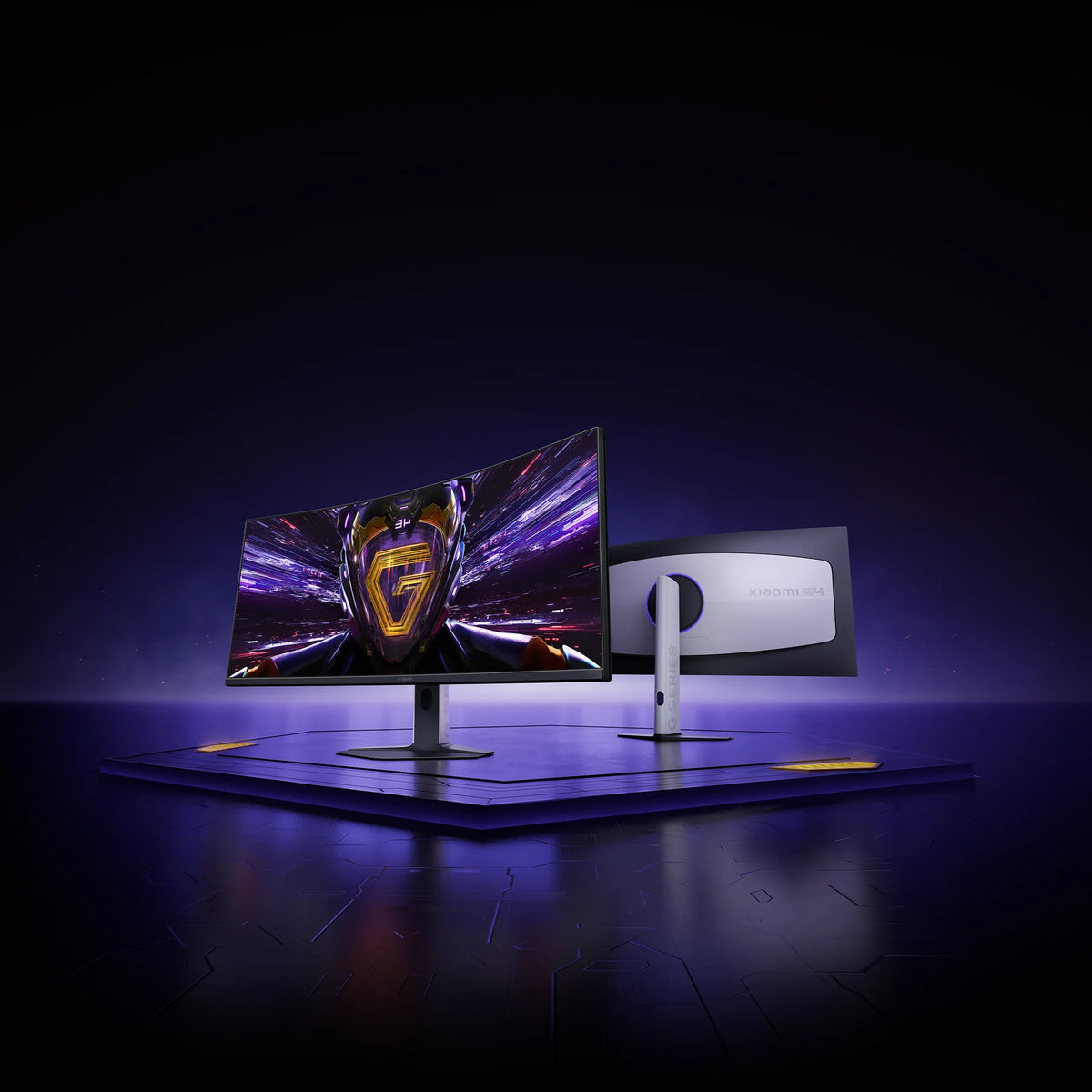 Voor- en achterkant van de Xiaomi Curved Gaming Monitor G34WQi 2026 naast elkaar op een paars verlicht podium