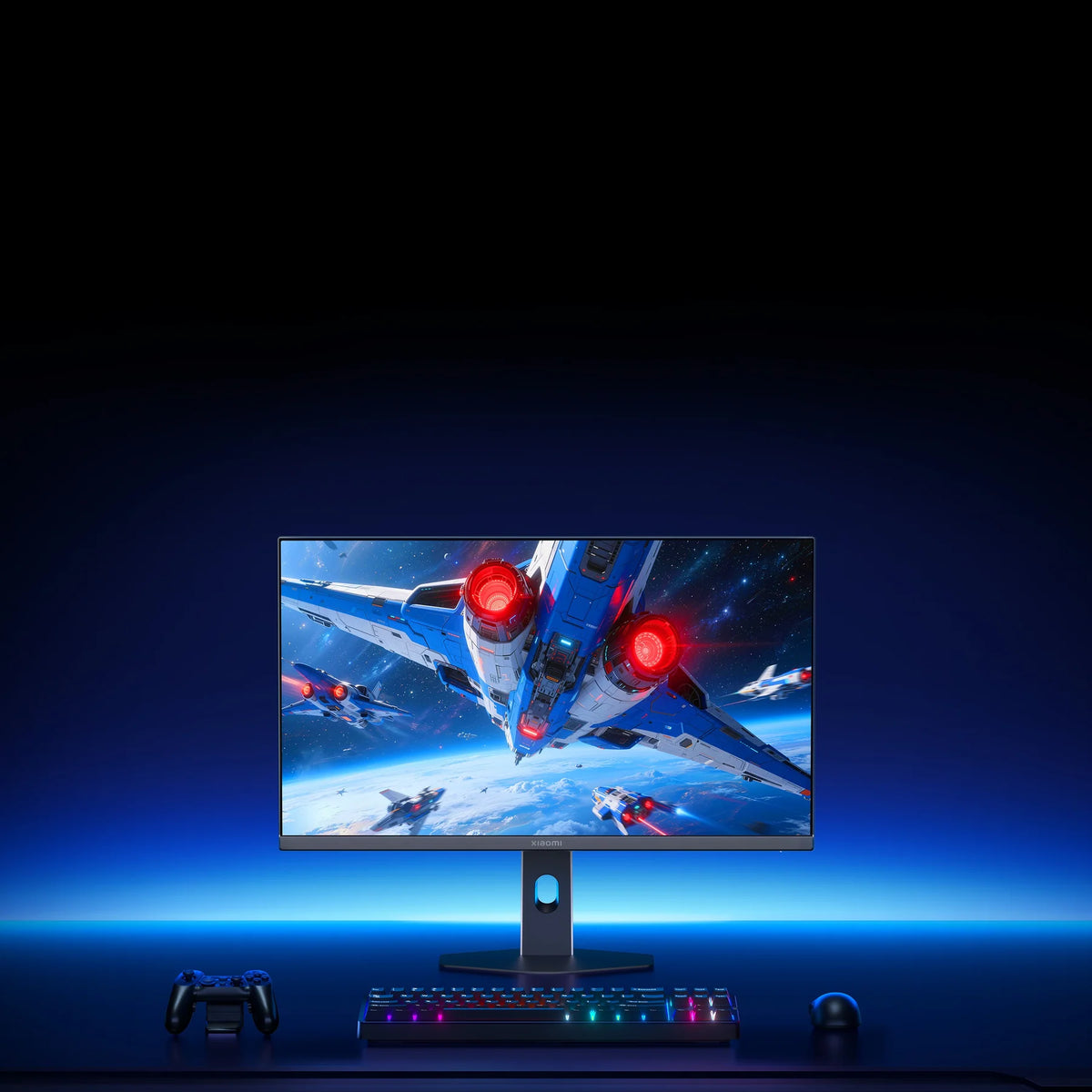 Xiaomi Gaming Monitor G25i 2026 op een gamebureau met blauwe ledverlichting, toetsenbord en controllers