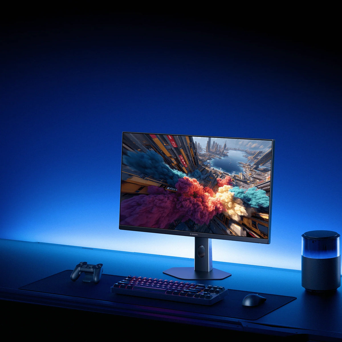 Xiaomi Gaming Monitor G27i 2026 op een gamebureau met blauwe ledverlichting, toetsenbord en controller