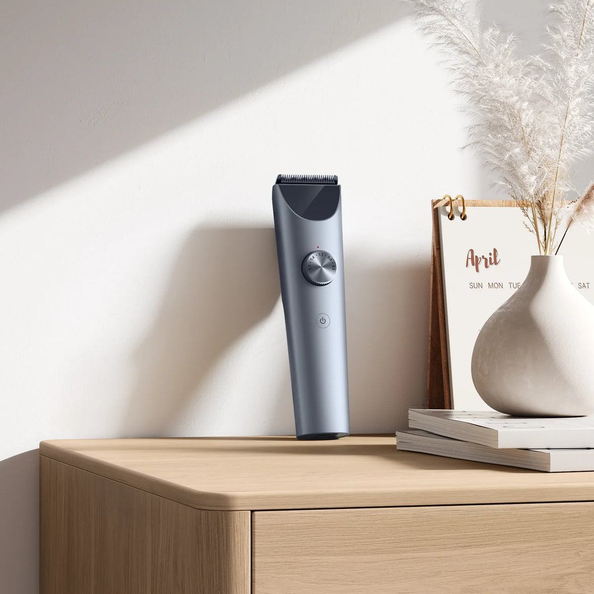 Xiaomi Hair Clipper 2 rechtop op een houten dressoir