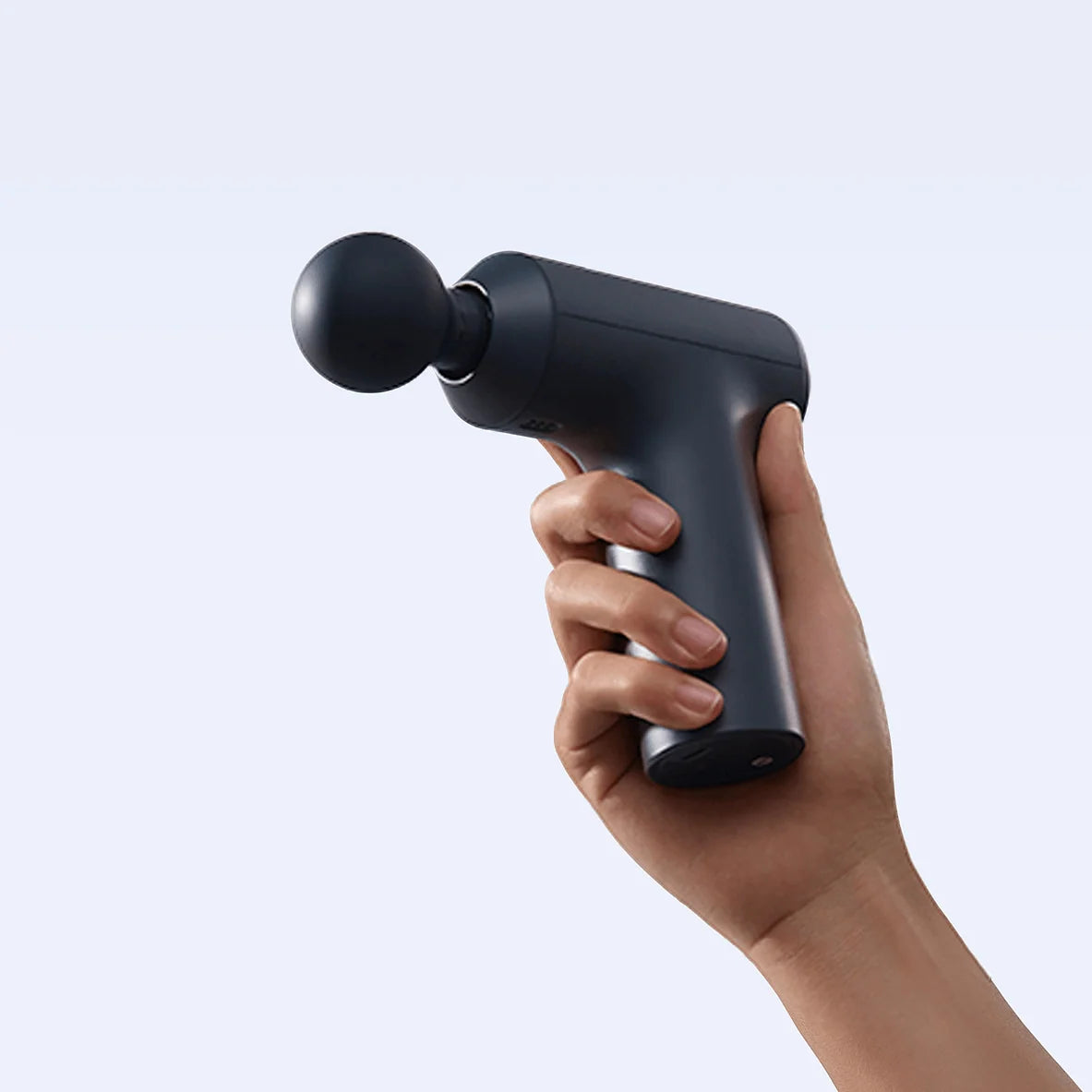 Xiaomi Massage Gun Mini 2 in één hand, met de ronde opzetkop