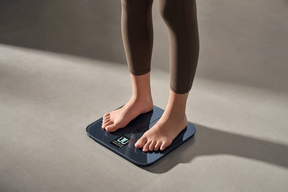 Blote voeten op de Xiaomi Mijia Body Composition Scale S400 Pro tijdens een meting