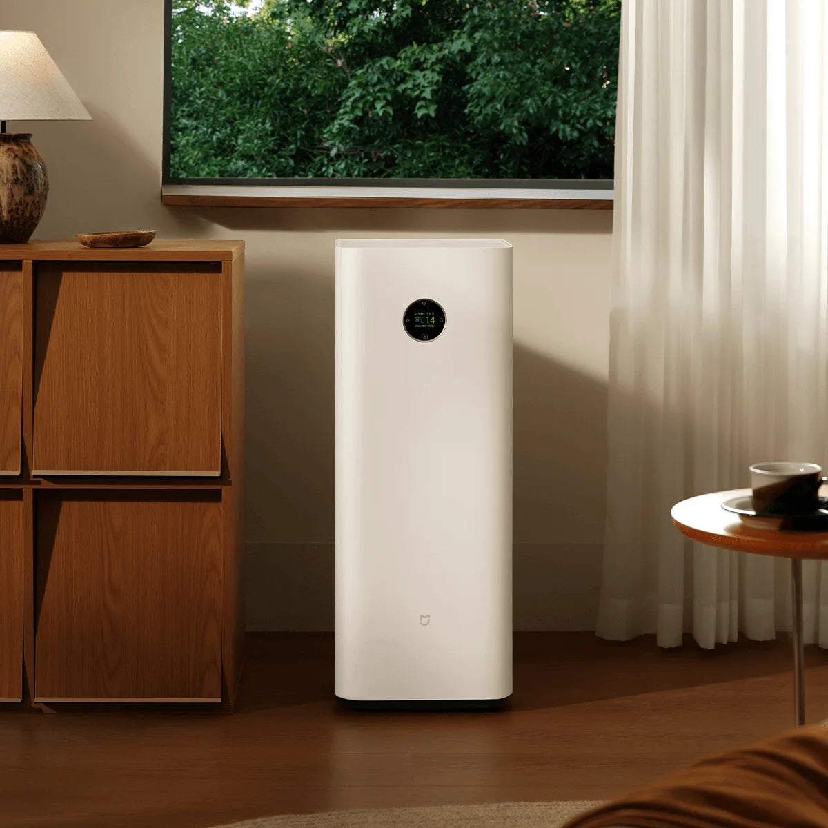 Xiaomi Mijia Smart Air Purifier Max naast een houten dressoir in de woonkamer