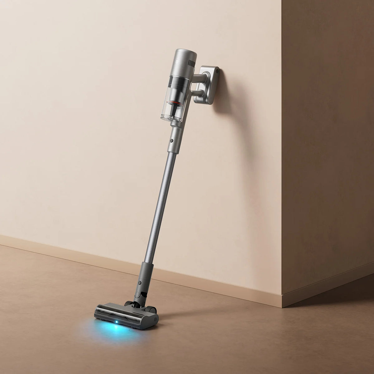 Xiaomi Mijia Vacuum Cleaner 4 Pro tegen de muur met het blauwe stofdetectielicht aan