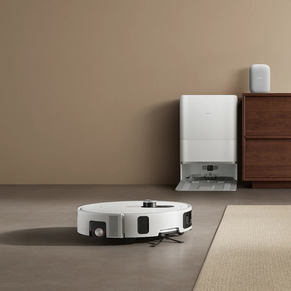 Woonkamer met dressoir waar de Xiaomi Robot Vacuum 6 Pro over de vloer rijdt, met zijn station tegen de muur